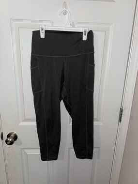 High-Waist Gray Cropped Leggings with Side Pockets